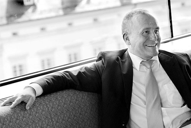 hans-georg pompe sitzend in schwarz-weiss